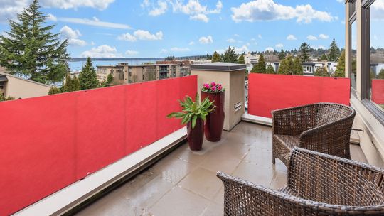 Jak osłony balkonowe z PCV i technorattanu mogą uzupełnić wystój balkonu z palet