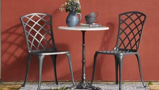 Jak stylowo urządzić kameralny balkon wybierając dopasowane meble ogrodowe?