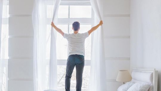 Jak wybrać firankę na wąskie okno?