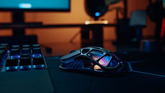 Jaką mysz gamingową wybrać do FPS, MMO i pracy? Sensor, waga, polling rate