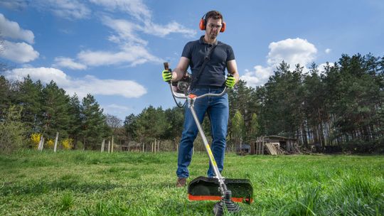 Jakie są zalety podkaszarek spalinowych do trawy?