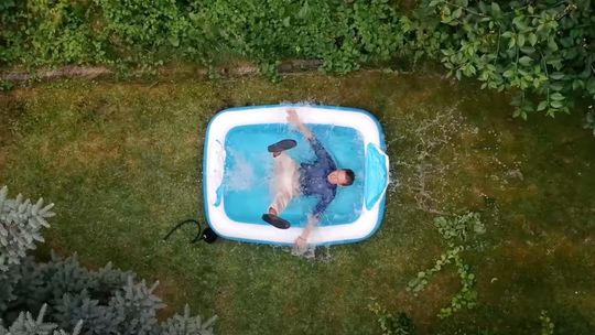 Jarek Wist Znów Zaskakuje: "Śródlądowanie" w Nowym Świetle