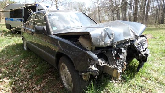 Jechał naćpany kradzionym samochodem, uderzył w znak a pomógł mu policjant