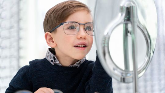 Kiedy warto zgłosić się z dzieckiem do okulisty? Sygnały, które rodzice powinni znać