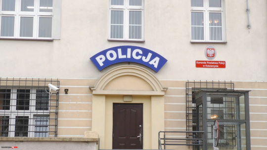 Kilkanaście godzin pod regałem z książkami. Kościerscy policjanci uratowali 71-latka