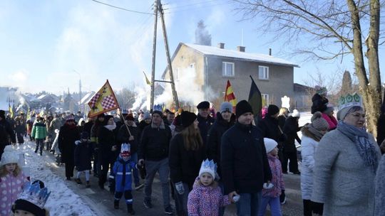 Kolorowy Orszak Trzech Króli w Dziemianach przyciągnął tłumy