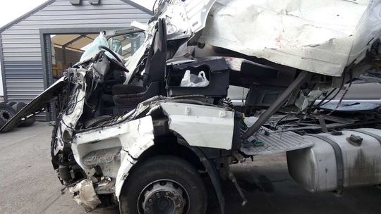 Korne.Wjechał do rowu i uderzył w drzewo