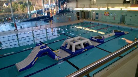 Kościerska pływalnia obchodzi 6 urodziny. Tor przeszkód już na basenie!