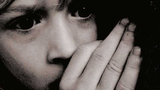 Kościerzyna. 5-latka powiedziała policjantom, że mama biła ją kablem