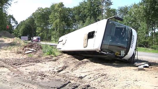 Kościerzyna: autobus w rowie 