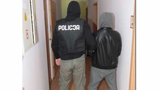 Kościerzyna. Był poszukiwany 3 listami gończymi. Ukrył się w szafie