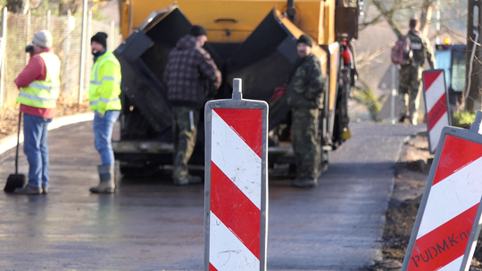 Kościerzyna. Jest w końcu, nowy asfalt na całej ulicy Plebanka