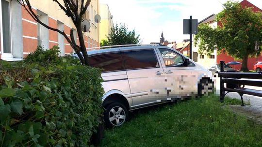 Kościerzyna. Karawan wjechał w żywopłot