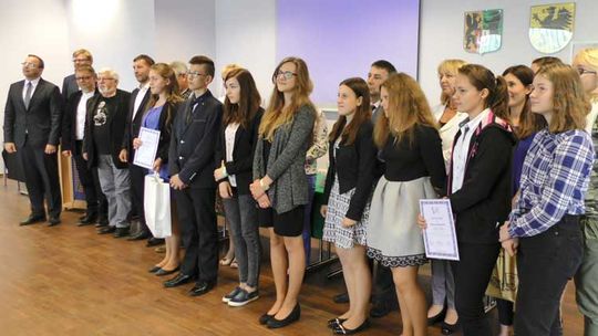 Kościerzyna. Nagrody dla laureatów konkursu "Kaszubi wczoraj i dziś"