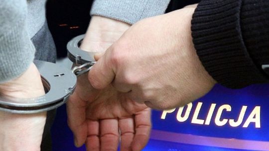 Kościerzyna: Policja zatrzymała mężczyznę z narkotykami schowanymi w szafce nocnej