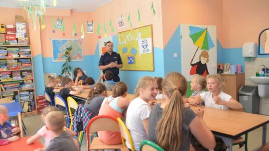 Kościerzyna. Policjanci przypominają najmłodszym o bezpieczeństwie nad wodą