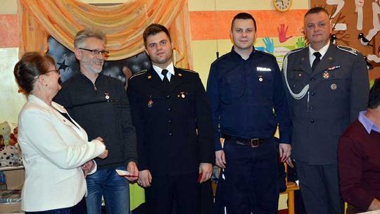 Kościerzyna - policjant otrzymał honorową odznakę