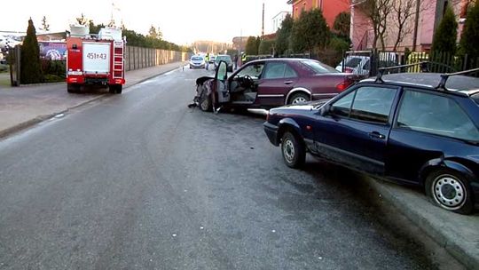 Kościerzyna, ul. Matejki. 18-latek wjechał w dwa auta