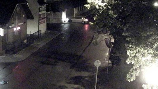 Kościerzyna. Wjechał w bramę i uciekł. Zostawił po sobie... tablicę rejestracyjną