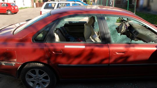 Kościerzyna. Z siekierą na samochód 