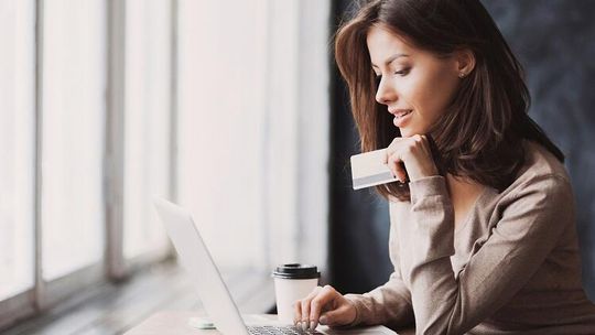 Kredyt online – jak przebiega proces pożyczania pieniędzy przez Internet?