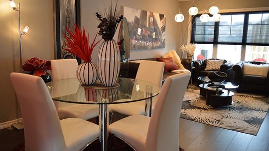 Krzesła tapicerowane idealne do salonu. Jak urządzić salon