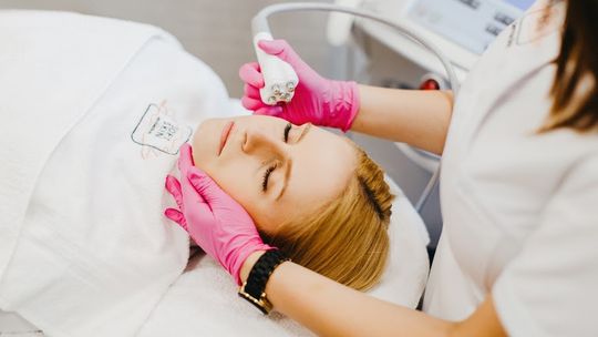 Laserowe odmładzanie i redukowanie przebarwień na skórze Laserowe odmładzanie i redukowanie przebarwień na skórze