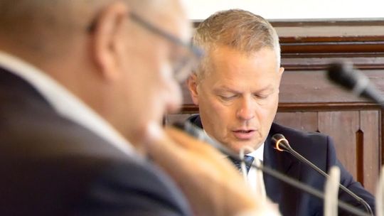 Marcin Modrzejewski zachowuje mandat radnego – komisja i prawnicy nie znaleźli podstaw do wygaśnięcia