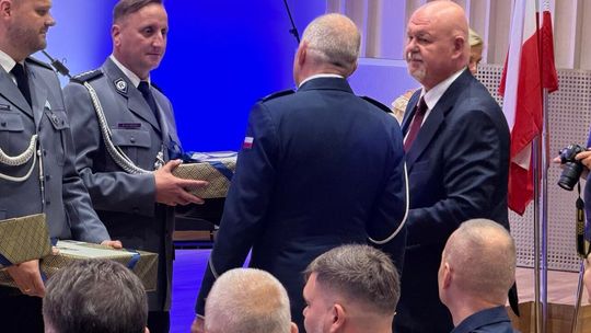 Medale, odznaki i awanse dla policjantów z Kościerzyny podczas dorocznego święta