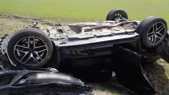 Mercedes dachował w rowie