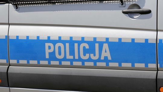 Mężczyzna chciał skoczyć z dachu. Uratowali go policjanci