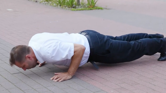 Miejscy urzędnicy ćwiczyli przed magistratem. Cel szczytny #Gaszynchallenge. 