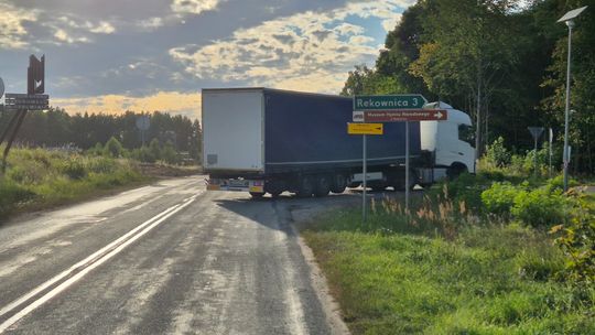 Mieszkańcy Będomina alarmują o niszczeniu lokalnych dróg przez ciężarówki