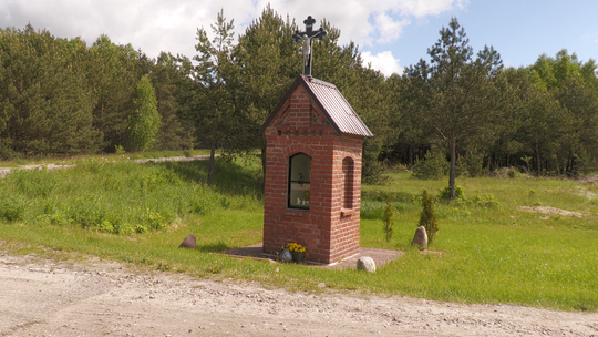 Mieszkańcy Łubiany za swoje pieniądze wyremontowali zabytkową kapliczkę