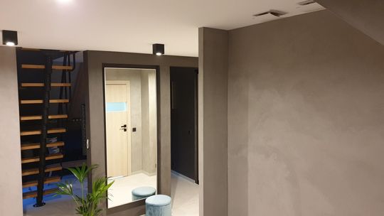 Mikrocement na ściany: czy to prostsza i tańsza droga niż gładź i malowanie? Mikrocement na ściany: czy to prostsza i tańsza droga niż gładź i malowanie?