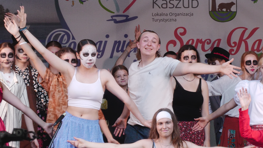 Młodzi adepci teatru zachwycili prapremierą musicalu “COCO” we Wdydzach Kiszewskich