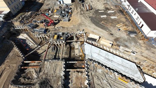 Modernizacja linii kolejowej 201. Tunel pod torami już nabiera kształtów Modernizacja linii kolejowej 201. Tunel pod torami już nabiera kształtów