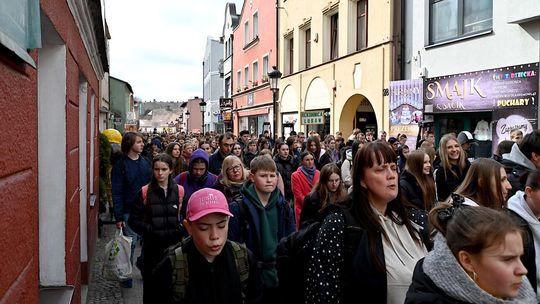 Morze palm na ulicach Kościerzyny. Diecezjalne Dni Młodzieży 2026