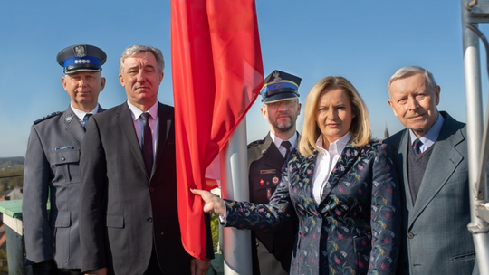 Na budynku starostwa na stałe zawisła biało-czerwona flaga