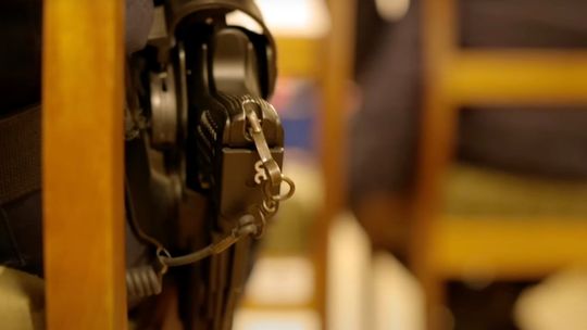 Na widok policjantów ukrył się za szafą