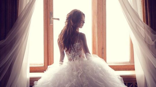 Najmodniejsze kreacje na ślub i wesele – jesień 2018