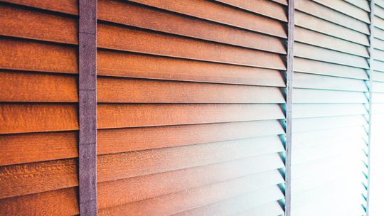 Naturalna elegancja w sercu Gdańska: żaluzje drewniane jako synonim stylu i funkcjonalności
