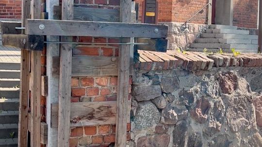 Niebawem miasto przekaże dotację na remont muru kościoła