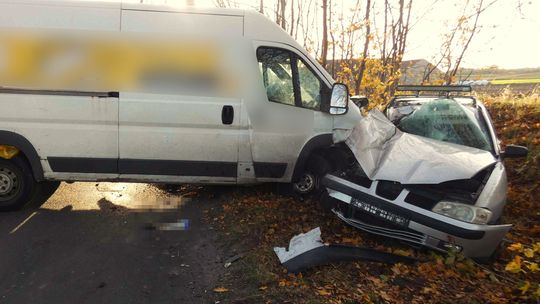 Niebezpieczny manewr zakończony zderzeniem trzech samochodów