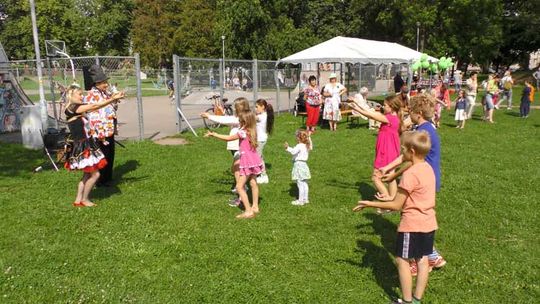 Niebieski piknik MOPS w parku przy ul. 8 Marca