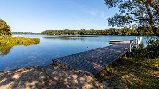 „Niesamowite destynacje na letnie wakacje” - miejsca na Kaszubach, które warto odwiedzić podczas letniego wypoczynku.