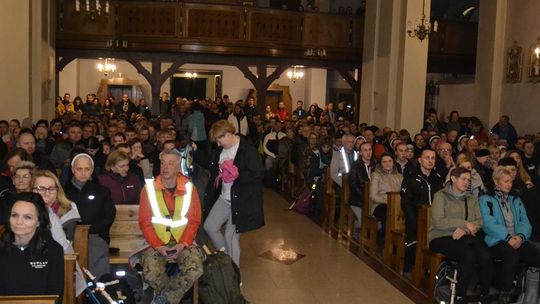 Nocna wędrówka wiary: X Ekstremalna Droga Krzyżowa w Dziemianach przyciągnęła setki pątników