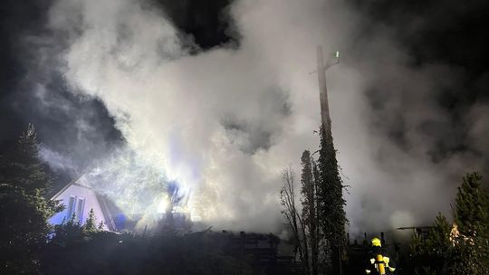 Nocny pożar w Łubianie: Strażacy ratowali dom przed ogniem