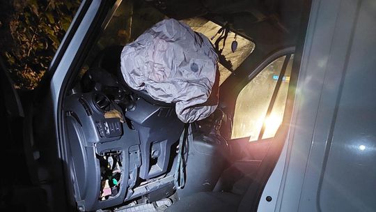 Nocny wypadek w Jasiowej Hucie: Kierowca z 1,5 promila alkoholu uderzył w drzewo