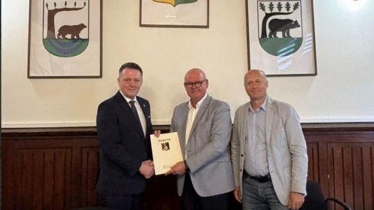 Nowe busy i remont szkoły – wsparcie PFRON dla powiatu kościerskiego